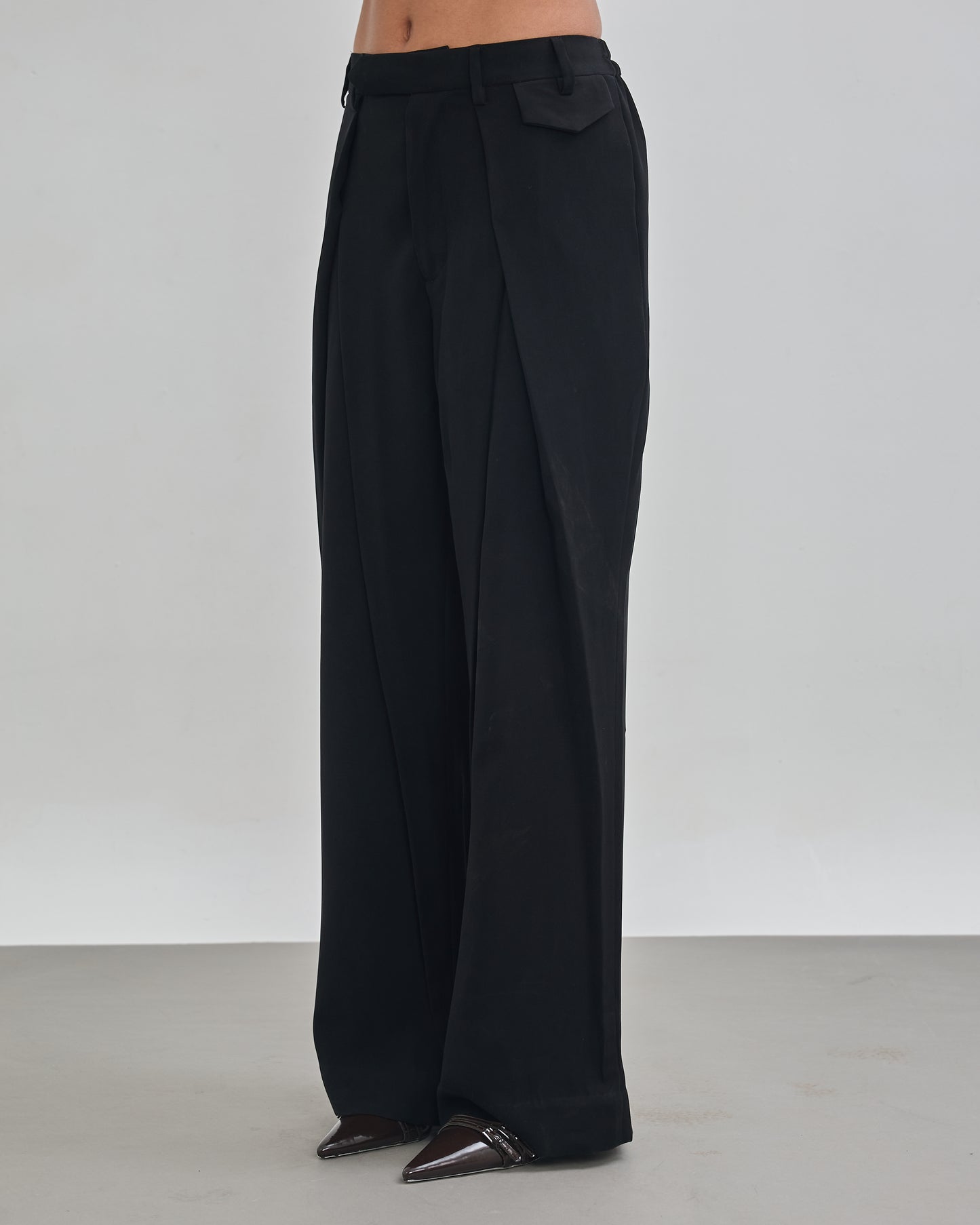 The Refined Pleated Trousers - Black